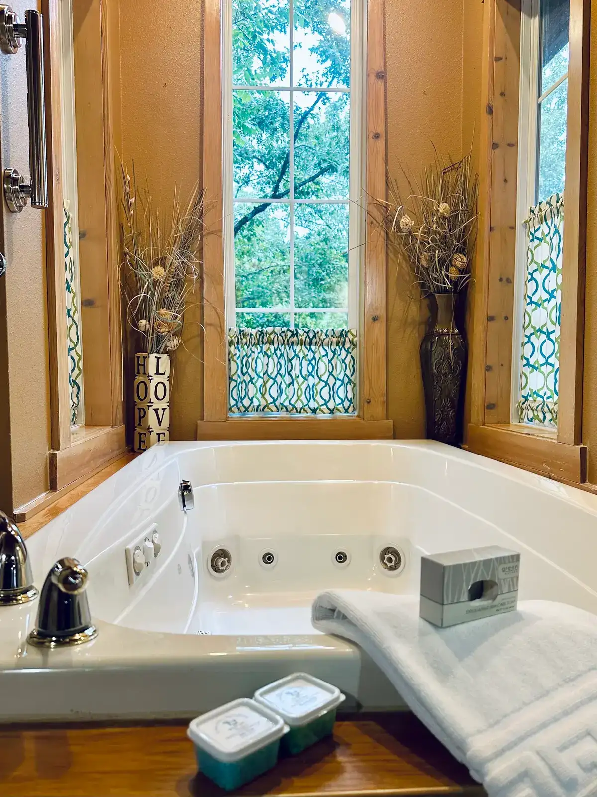 The Woods Cabins hotel photo 1 in Eureka Springs, Arkansas