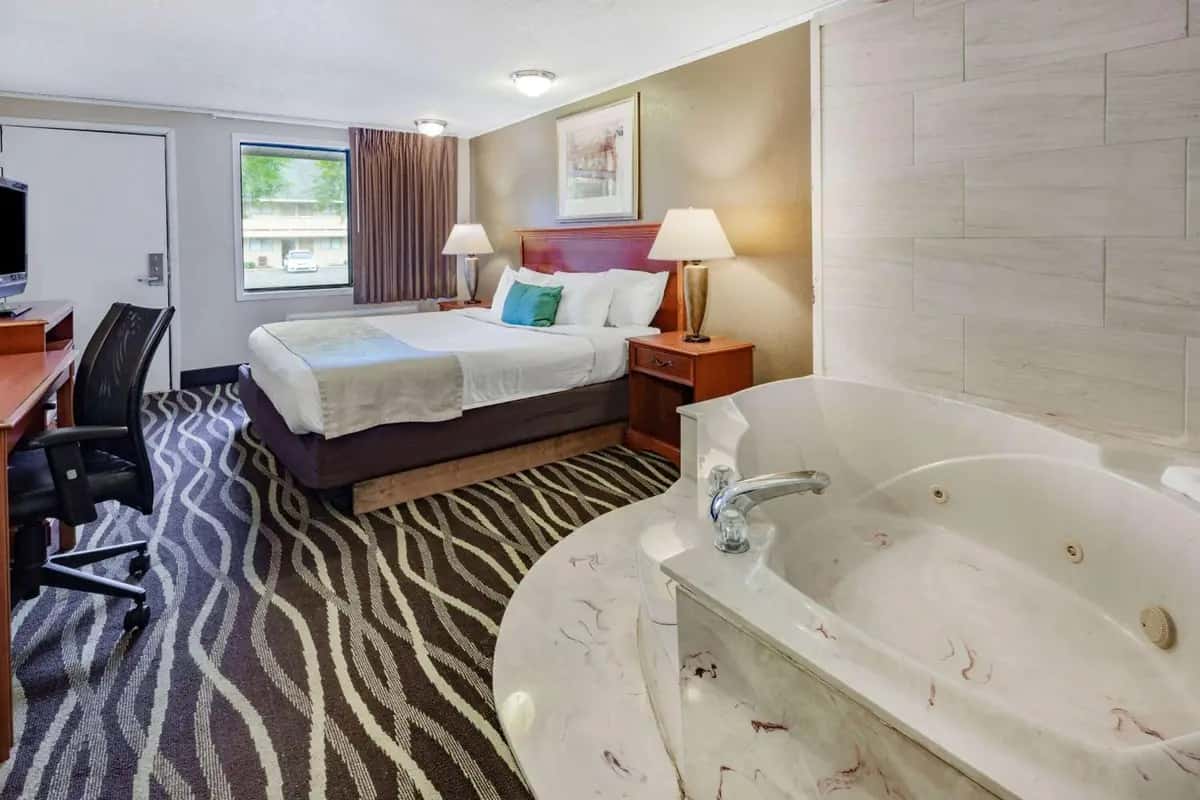 Travelodge by Wyndham Monroe hotel photo 1 in Monroe, Michigan