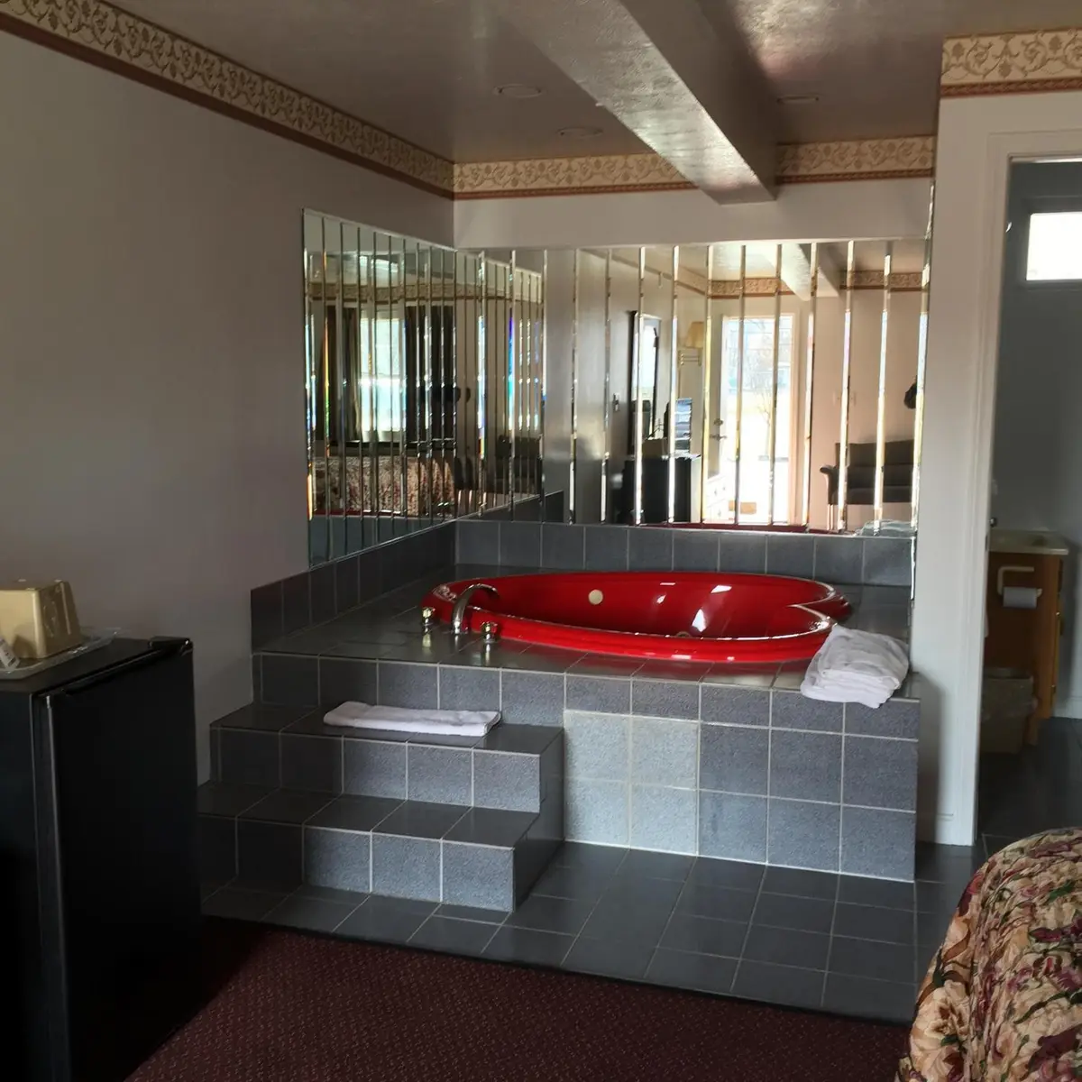 In-room hot tub at Valley Motel Pittsburgh in Pittsburgh, PA