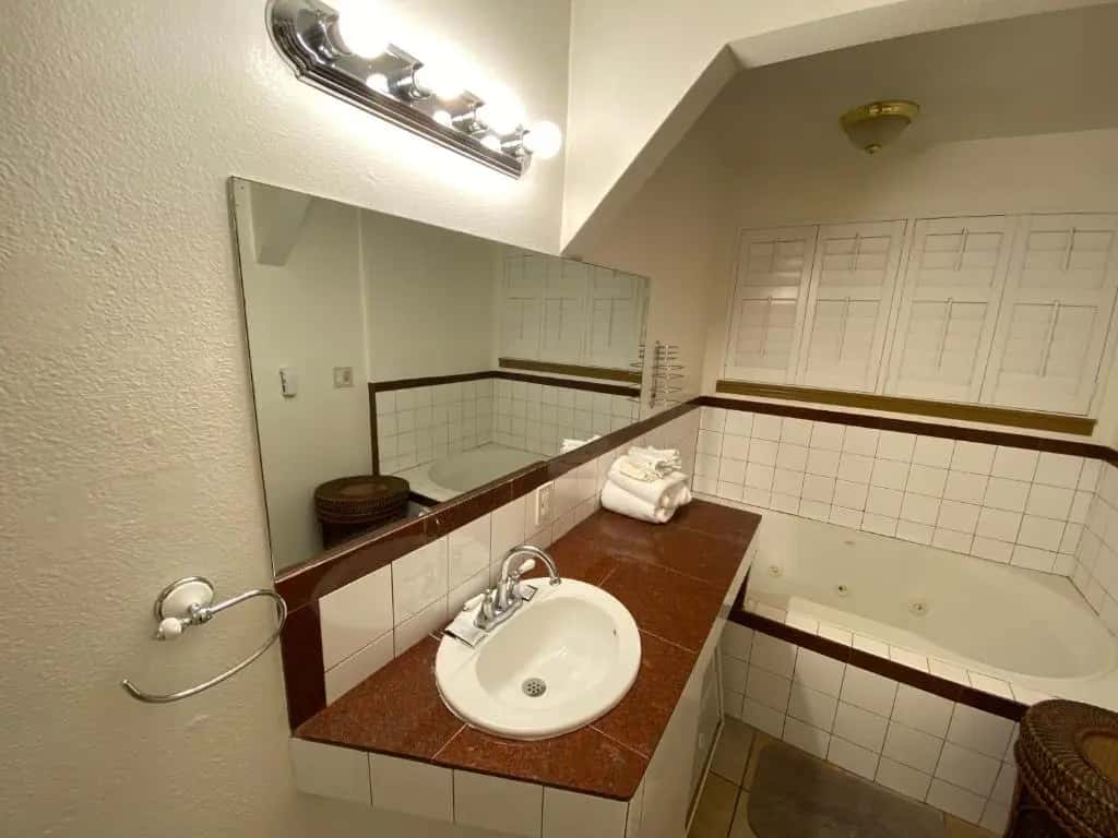 In-room jacuzzi tub at Westwind Lodge in Oakland, CA